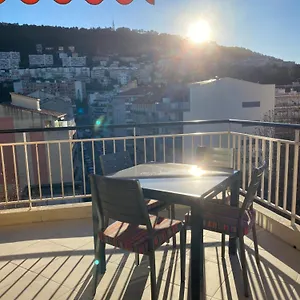 https://f4-120-m2-10-minutes-a-pieds-du-vieux-nice.fr-provencehotel.com